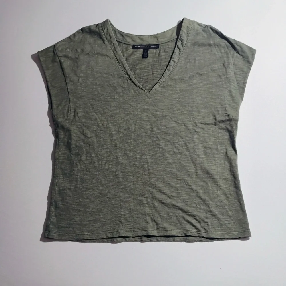 White House Black Market Olive Green V Neck Tee Size M Soft Slub Knit Designer